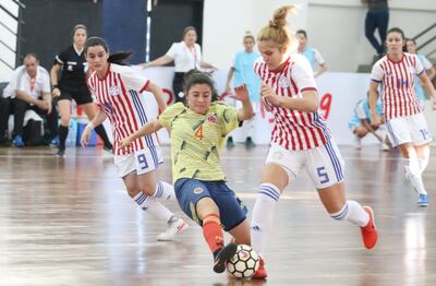 La jugadora albirroja Paola Genes intenta superar la marca colombiana, en el juego de ayer, por el bronce en el COP.