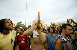 un-hombre-fuma-marihuana-durante-la-marcha-en-rio-de-janeiro-en-favor-de-la-legalizacion-de-la-marihuana-efe-213925000000-423530.jpg