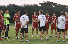 el-entrenador-eduardo-berizzo-junto-a-un-par-de-sus-asistentes-en-la-charla-con-los-futbolistas-que-arrancaron-ayer-el-operativo-copa-america-2019-en-232805000000-1834330.jpg