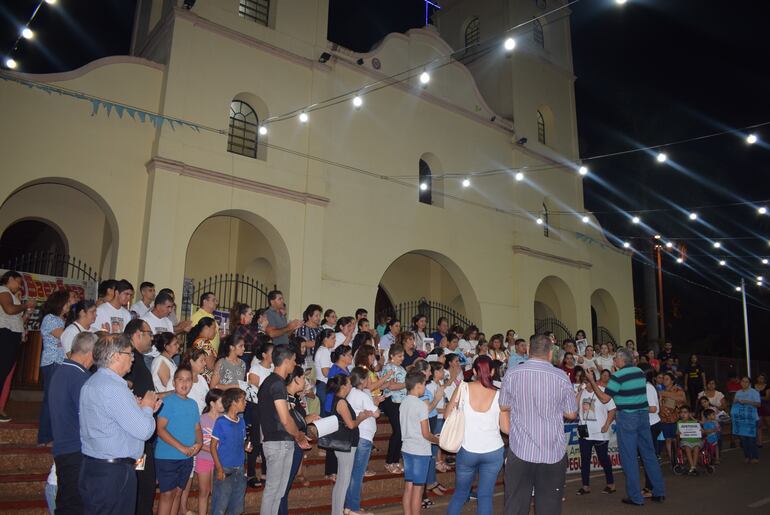 Con pancartas, velas encendidas y cánticos piden justicia para Fernando.