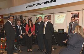 el-fiscal-adjunto-federico-espinoza-5-de-la-der-en-el-estand-del-laboratorio-forense-de-la-fiscalia--195301000000-1506212.jpg