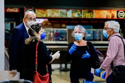 El embajador de España en Paraguay, Javier Hernández Peña (i), conversa con los pasajeros del vuelo que repatrió a europeos.