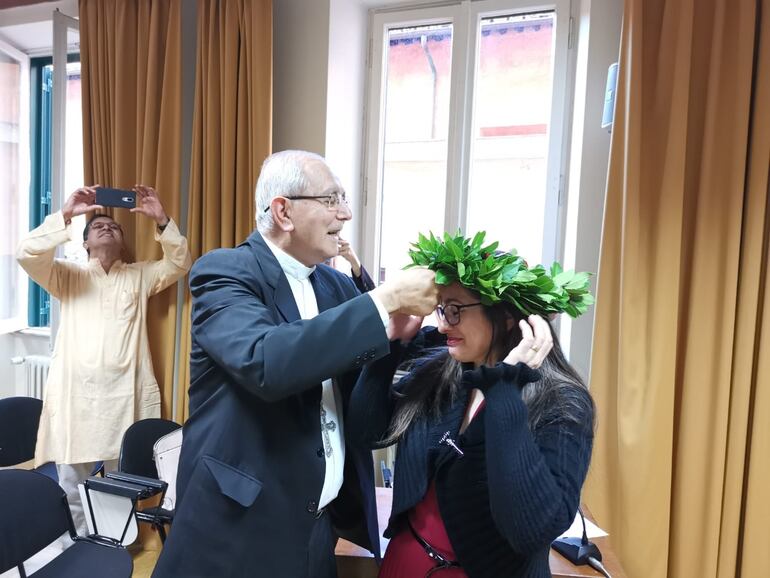 Mariela Gauto, primera paraguaya doctora en Derecho Canónico.