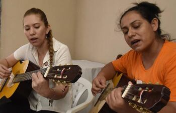 blanca-estigarribia-centro-junto-con-maria-antonia-godoy-izq-y-liz-maida-espinola-sugastti-ejecutan-la-guitarra-durante-una-funcion-en-la-carcel-202657000000-1431567.jpg