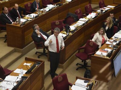 El senador colorado cartista Enrique Riera (de pie) acusó ayer a sus colegas de acordar con Marito la designación de Llanes.