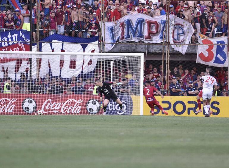 Santa Cruz recibió de Camacho y puso el cuarto del Olimpia y de su cuenta personal.