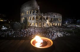 papa-llega-al-coliseo-de-roma-para-via-crucis-nocturno-174033000000-1442367.jpg