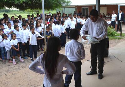 Entrega de un kit escolar en la escuela Uje Lhavos el 12 de febrero pasado.