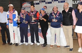 los-mejores-clasificados-del-torneo-benefico-por-la-copa-amcham-con-los-hermosos-trofeos-en-el-acto-de-premiacion-en-el-agc--225613000000-1602117.jpg