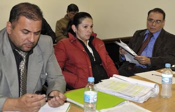la-acusada-miriam-barrios-junto-a-sus-abogados-victor-llano-y-juan-ramon-chilavert-ayer-en-juicio-oral--201158000000-605288.jpg