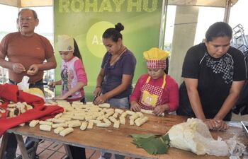 ninos-jovenes-y-adultos-se-encargan-de-amasar-y-dar-forma-a-la-chipa-que-luego-sera-cocida-en-el-tatakua-comunitario-una-tradicion-que-reune-a-las-195814000000-533241.jpg