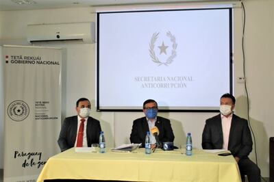 Luis Cardozo, de la Auditoría General del Poder Ejecutivo; René Fernández, titular de la Secretaría Nacional Anticorrupción; y Carlos Arregui (d), ministro de la Seprelad, en conferencia de prensa.