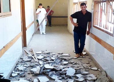 Cae revoque del techo de un hospital estatal.