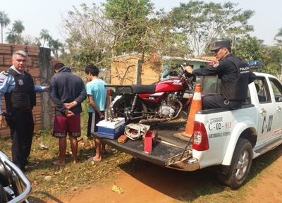 Los dos presuntos “motochorros” fueron capturados ayer en la tarde durante un operativo policial, tras asaltar a una transeúnte.