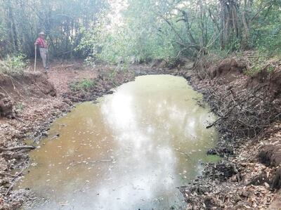 Un poblador muestra el cauce desviado del arroyo Tobatinguá.
