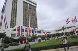 la-municipalidad-de-asuncion-luce-embanderada-por-el-476-aniversario-de-fundacion-de-la-ciudad--200128000000-590195.jpg