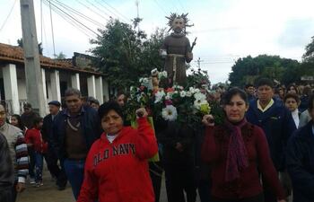 finalizada-la-misa-central-se-realizo-la-procesion-del-santo-protector-en-yabebyry--203454000000-1357618.jpg