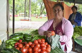 las-mujeres-ofertan-diversos-productos-frutihorticolas-en-la-feria-que-se-realiza-los-miercoles-y-sabados--214811000000-1514356.jpg