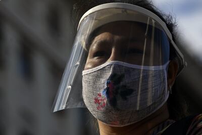 Un manifestante con mascarilla durante una protesta obrera en la Plaza de Mayo de Buenos Aires, Argentina, el pasado viernes.