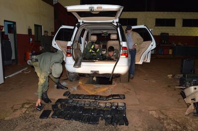 Piezas de armas y drogas incautadas esta mañana en Misiones, Argentina.