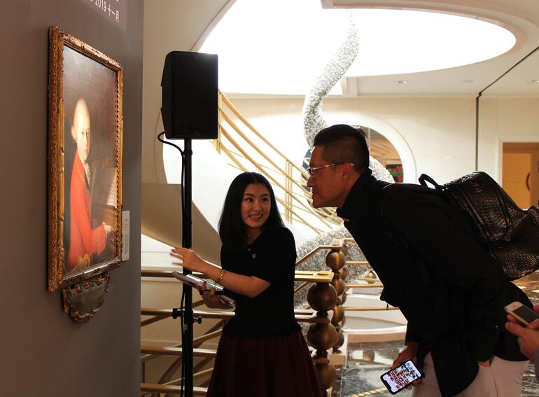 Dos personas visitan la exposición organizada por la casa de subastas Christie's en Shángai (China). En el país asiático hay un mercado todavía dominado por el arte nacional pero con cada vez más interés en Occidente. Obras de creadores de la talla de Picasso o Dalí son cada día más populares entre los coleccionistas, pese al fuerte proteccionismo que el Gobierno da a las creaciones nacionales.