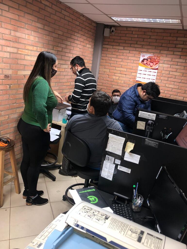 La fiscala conversa con los empleados del lugar.