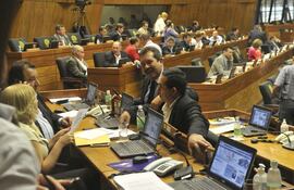 sala-de-sesiones-de-la-camara-de-diputados-mas-de-1-000-millones-de-entrada-se-gastaran-en-regalos-y-comida-para-los-futuros-legisladores--213822000000-565603.jpg