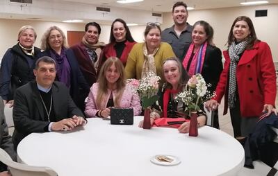 La Comisión Pro Festejo de la Virgen de Caacupé de la parroquia San Basilio, Los Ángeles (California), realizó una reunión de confraternidad. Asistieron,  el monseñor Jorge Escobar, Elvira Olmedo Zorrilla, Esther Reyes, Marysol Páez Coll,  Néstor Franco, entre otros.