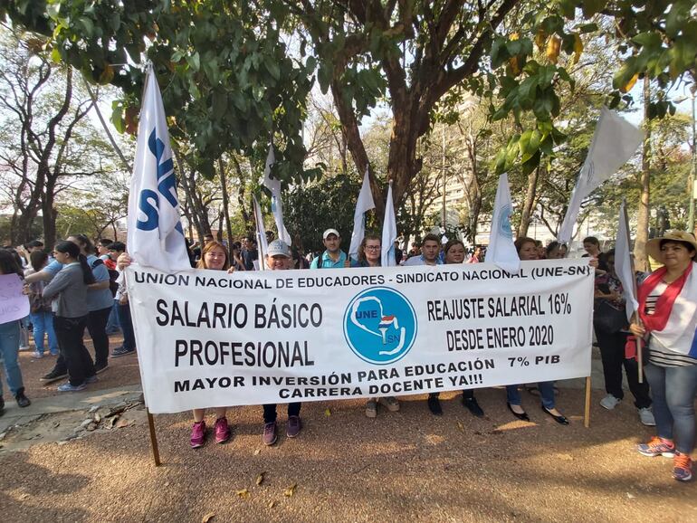 Docentes exigen el ajuste del 16 % e sus salarios a partir de enero de 2020.