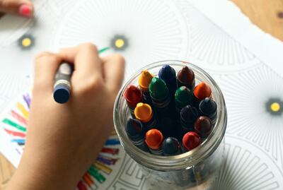 Las tareas manuales como dibujar y pintar acompañadas de los padres o tutores contribuyen  al aprendizaje. Foto: Pixabay