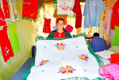 Hermosas carpetas con apliques navideños  se pueden encontrar en los stands de la Expoferia del Ao Po’i.   Precio: G. 120.000.