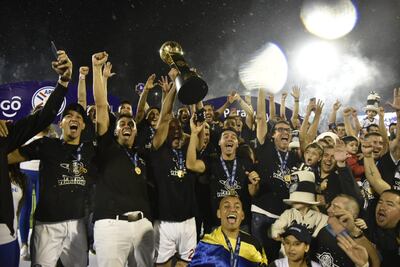 Los futbolistas de Olimpia levantando la Copa.
