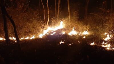 Incendio de pastizales en el más alto del grupo de cerros "Tres Hermanos" en Fuerte Olimpo.