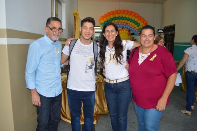 El director del Acosta &Ntilde;u, Dr. Pio Alfieri; Fernando Daniel Tamay, paciente curado; la doctora Jabibi Noguera, y la madre del menor, Margarita Barrios