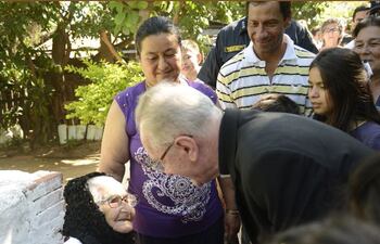 una-abuelita-recibe-el-saludo-del-cardenal-hummes-los-pobladores-valoraron-la-predisposicion-del-religioso-que-ayer-abandono-el-pais--200431000000-628800.jpg
