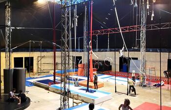 ana-mallorquin-vila-centro-se-suspende-en-una-tela-durante-una-de-las-sesiones-de-entrenamiento-en-la-escuela-de-circo-de-ginebra--211101000000-1388423.jpg