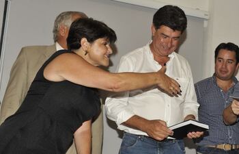 raquel-marin-viuda-de-lino-oviedo-pacta-con-el-excandidato-presidencial-efrain-alegre-el-pasado-3-de-abril-con-la-supuesta-promesa-de-15-000-cargos-215801000000-555924.jpg
