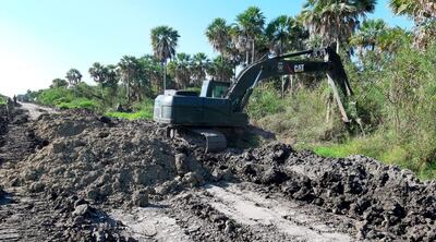 Actualmente, máquinas del Comando de Ingeniería reparan caminos en el distrito de Olimpo.
