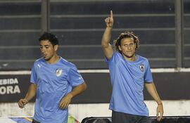 aqui-estoy-yo-parece-decir-diego-forlan-quien-sera-el-sustituto-de-suarez-en-el-once-charrua--102527000000-1101719.JPG