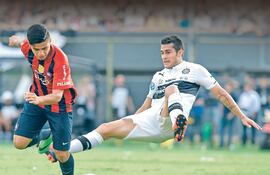 sergio-diaz-de-cerro-porteno-e-ivan-torres-de-olimpia-en-una-accion-del-clasico-del-1-de-noviembre-pasado-volveran-a-enfrentarse-manana--223009000000-1407319.jpg