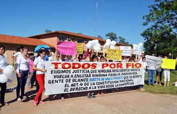 los-padres-de-familia-y-ciudadanos-del-barrio-san-miguel-en-general-se-manifestaron-frente-al-hospital-regional-de-paraguari-ayer-para-denunciar-ne-235011000000-1273350.jpg