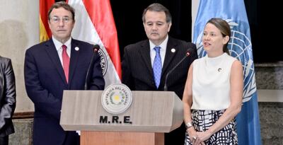 Achim Steiner (izq), administrador del PNUD,  el vicecanciller José Antonio Dos Santos y Estefanía Laterza ayer durante una reunión de prensa en la Cancillería.