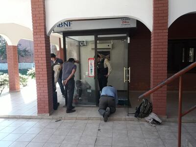 Funcionarios del banco y Prosegur se encargaron de reparar el cajero.