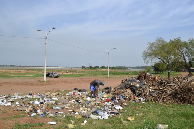La basura adorna la ribera del río Paraguay en San Antonio.