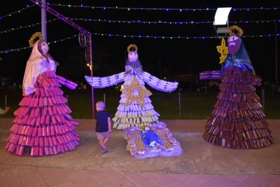Las esculturas están hechas plenamente con botellas y materiales reciclados.