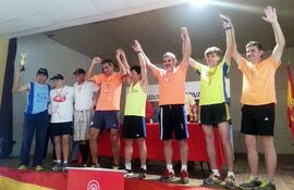 competidores-de-la-categoria-50-54-anos-celebran-tras-recibir-sus-medallas-luego-de-la-finalizacion-de-la-corrida-de-la-hispanidad-en-casa-espana--224319000000-1143772.jpg
