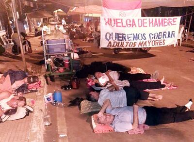 Vigilia de los adultos mayores frente a la Gobernación de Alto Paraná, donde se instalaron el 27 de enero.