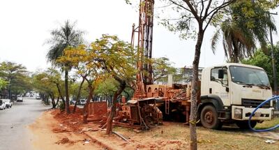 El camión del Senasa realizó trabajos de perforación en el paseo central de EE.UU. y Séptima Proyectada. La obra está parada por problemas de suelo y se trasladará unos metros más.