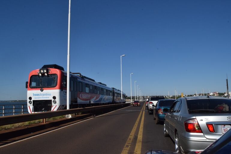 En vacaciones la espera es de casi ocho horas para cruzar la frontera.