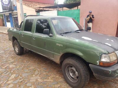 Camioneta incautada del poder del policía detenido.